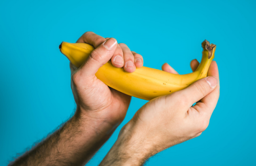2 hands holding a banana